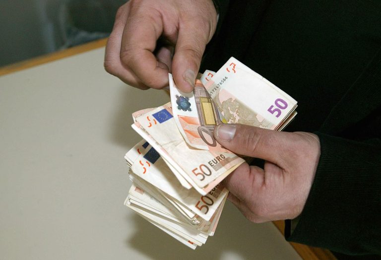 Τα με προβλήματα και γκρίνιες ξεκίνησε η πλατφόρμα για την υποβολή των αιτήσεων από τις επιχειρήσεις.