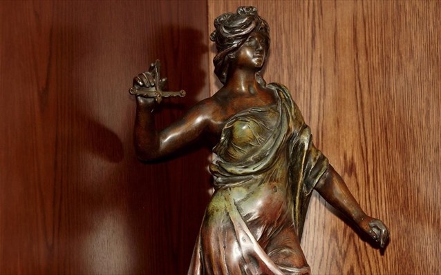 Ο επί παγία αντιμισθία δικηγόρος, του οποίου λύεται η σύμβαση εντολής, δικαιούται αποζημιώσεως.