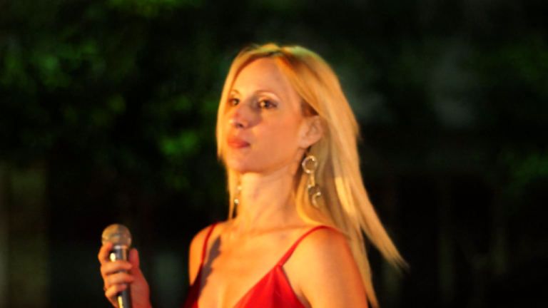 “ΑΠΟΚΛΕΙΣΤΙΚΑ”, είναι ο τίτλος του νέου τραγουδιού της Δέσποινας μΑδά