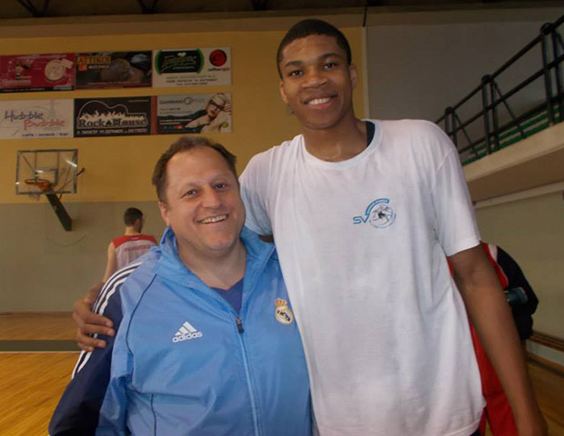 Γιάννης Αντετοκούνμπο: Από τους κακόφημους δρόμους της Σεπόλια, Αθήνα στα κύρια