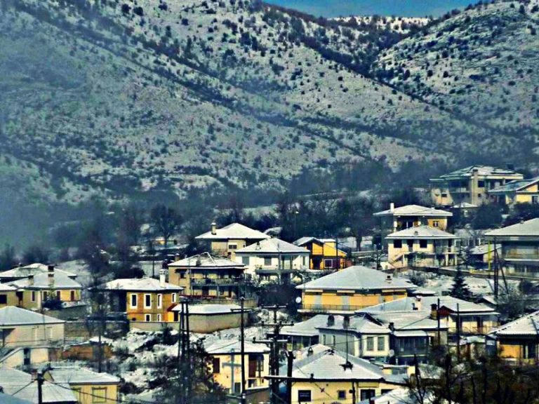 Το πανέμορφο χωριό Βογατσικό Καστοριάς είναι κτισμένο στη δυτική πλευρά ενός ασβεστολιθικού βουνού,