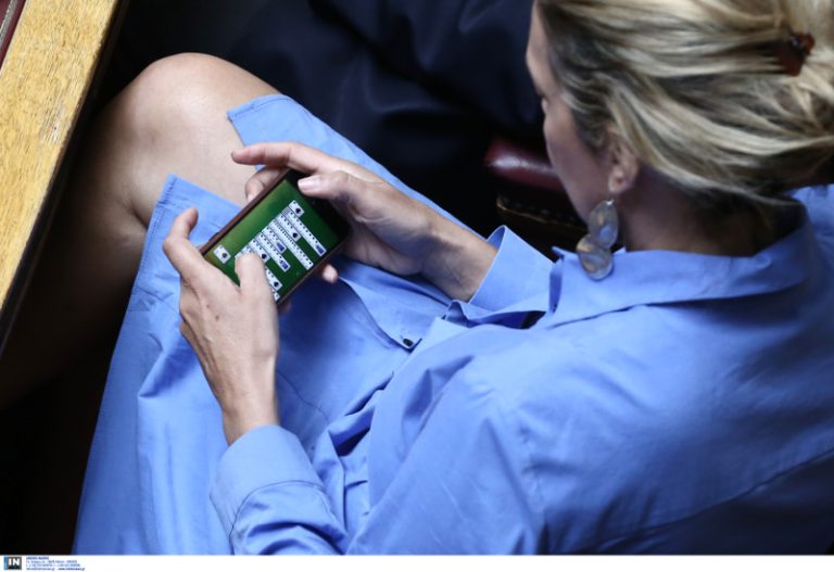 Ένα παιχνίδι της Βουλής να παίζουν   η …βουλευτής