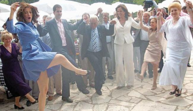 Aλεξία Μπακογιάννη: «Big business» με προίκα το όνομα! AIA RELATE Α.Ε