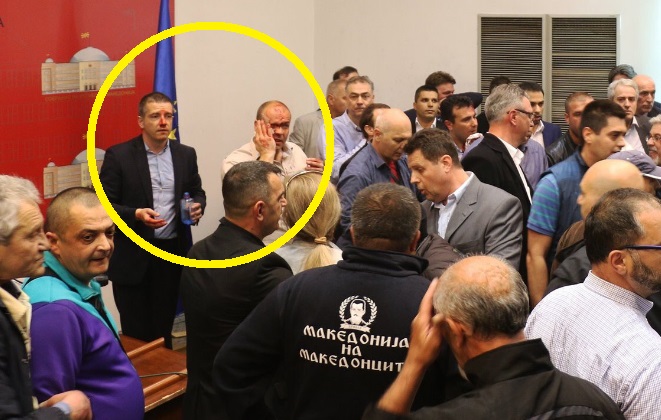 Σκόπια. Οι  ψευδομακεδόνες του Νίκολα Γκρουέφσκι εισήλθαν στο κτίριο της Βουλής το βράδυ της Πέμπτης και χτύπησαν μέχρι να ματώσει τον Ζόραν Ζάεφ,