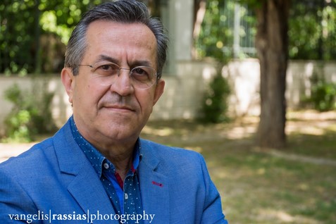 Θέμα: Με την ονομασία «μπλε φάλαινα» αποκαλείται ένα πολύ επικίνδυνο διαδικτυακό «παιχνίδι» που προσελκύει παιδιά στην εφηβεία, τα οποία είναι επιρρεπή στην είσοδο σε αχαρτογράφητα ηλεκτρονικά νερά που φαντάζουν γοητευτικά.