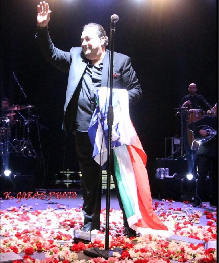 Ο κόσμος φώναζε Βασίλης Καριά  και ο καλλιτέχνης δάκρυσε.