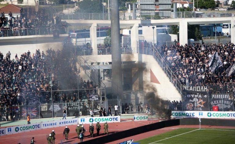 Οι οπαδοί του ΠΑΟΚ πετούσαν καθίσματα, διαφημιστικές πινακίδες, κροτίδες