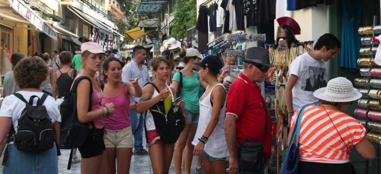 Τις συχνά κακοπληρωμένες θέσεις εργασίας υπό δύσκολες συνθήκες στον ελληνικό τουρισμό αναδεικνύει σε ρεπορτάζ