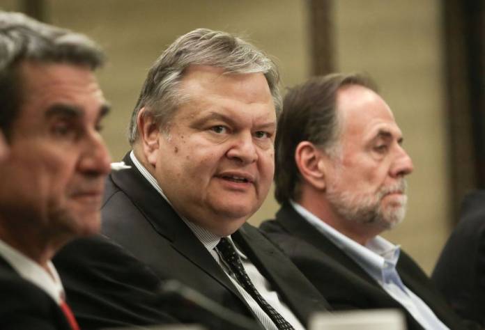 Όχι ιδιαίτερα πειστικός είναι ο Ανδρέας Λοβέρδος όταν προσπαθεί να «μαζέψει» τα ασυμμάζευτά που ο ίδιος προκάλεσε.