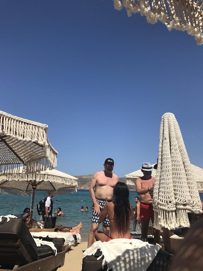 περασμένο Σαββατοκύριακο η Μύκονος-όπως και όλη υπόλοιπη Ελλάδα- «καιγόταν» κυριολεκτικά από τον καύσωνα, χωρίς να υπάρχει ούτε δείγμα αέρα σε όλες τις παραλίες