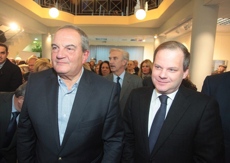 Αποστάσεις από την ακροδεξιά γραμμή του Κυριάκου Μητσοτάκη που επαναφέρει τη θεωρία των «δύο άκρων», παίρνουν τα κορυφαία στελέχη της Νέας Δημοκρατίας, Κώστας Καραμανλής και Θεόδωρος Φορτσάκης.