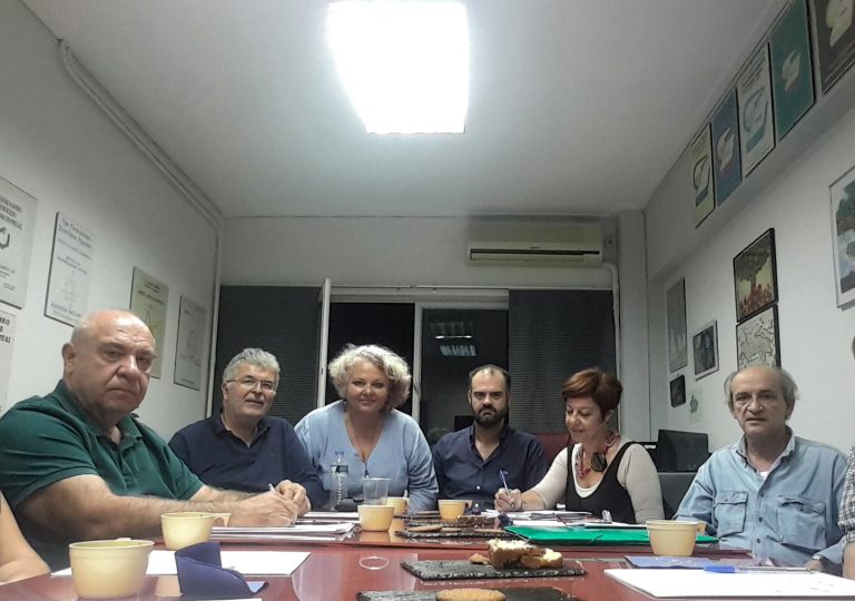 Παρακολουθώντας τις τελευταίες εξελίξεις στην εκπαίδευση, η Ένωση Ελλήνων Φυσικών θεωρεί επιβεβλημένο να τοποθετηθεί, για μία ακόμα φορά, ως προς το πλαίσιο διδασκαλίας της Φυσικής στο σημερινό σχολείο.