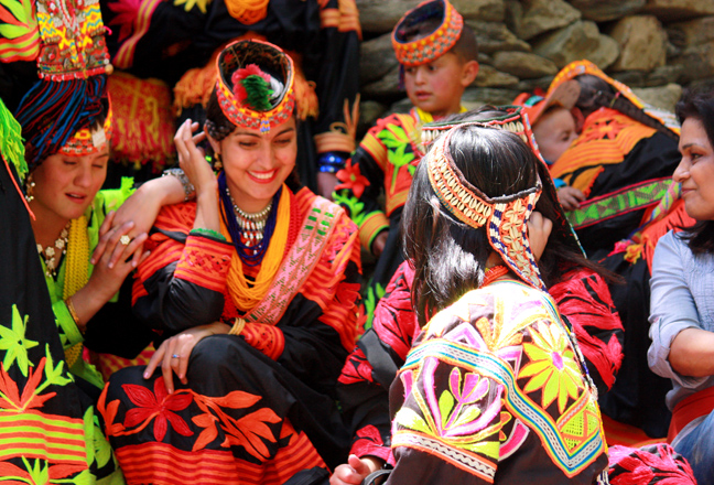 Καλάς, οι Έλληνες των Ιμαλαΐων Οι κάτοικοι της λευκής αυτής φυλής του Πακιστάν ισχυρίζονται πως είναι απόγονοι του Μεγάλου Αλεξάνδρου