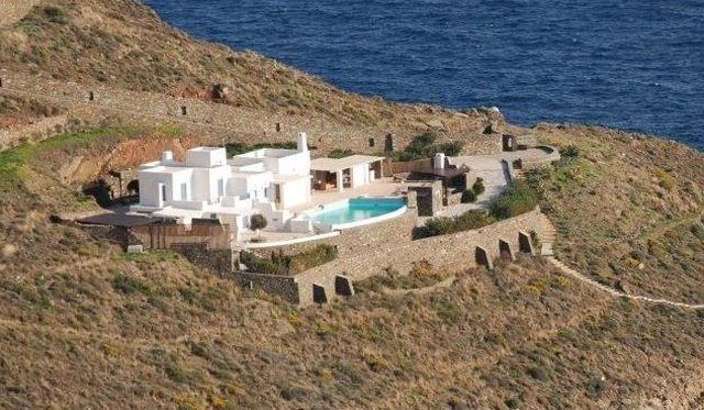 O κ. Στουρνάρας έπνιξε στην αδήλωτη πισίνα το πόθεν έσχες και τώρα πνίγει την αλήθεια