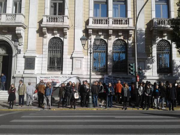 τα τοκογλυφικά επιτόκια, τις κατασχέσεις και τη μεθόδευση για τους ηλεκτρονικούς πλειστηριασμούς