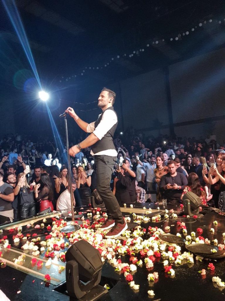 Πρώτο τραπέζι απόψε μόνος μου. Ρεπορτάζ του Νίκου Βάνη  Αθηναϊκής  διασκέδασης