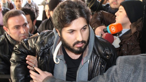 Αμερικανούς εισαγγελείς στη δίκη σε βάρος ενός Τούρκου, υψηλόβαθμου τραπεζικού στελέχους, που κατηγορείται για συνωμοσία με στόχο την παράκαμψη των κυρώσεων που είχαν επιβληθεί στο Ιράν