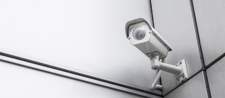 Η βιντεοεπιτήρηση των γραφείων και των θέσεων εργασίας των εργαζομένων συνιστά υπέρμετρη προσβολή των προσωπικών τους δεδομένων, ενώ αποτελεί απρόσφορο μέτρο για την προστασία του εξοπλισμού από κλοπή