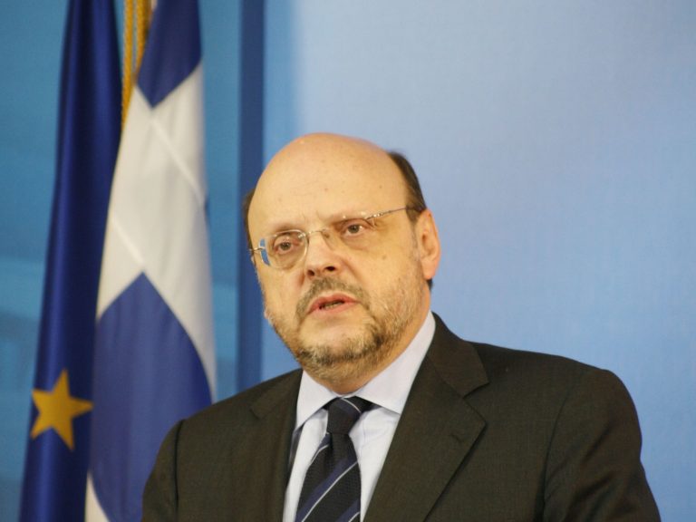 ο ΝΔ πρόεδρος Κυριάκος Μητσοτάκης απέρριψε από την κομματική ομάδα τον πρώην κυβερνητικό εκπρόσωπο Ευάγγελος Αντωνάρος, στενό συνεργάτη του Κώστα Καραμανλή.