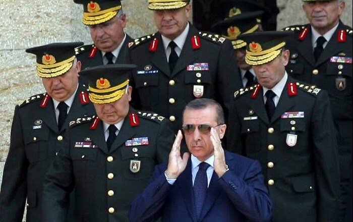 Τουρκάλα δημοσιογράφος: Η Τουρκία απειλεί να εισβάλει στην Ελλάδα!