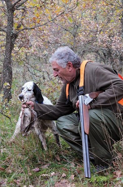 Στο κυνήγι της μπεκάτσας και την κρίσιμη στιγμή που το σκυλί μας φερμάρει, είναι χρήσιμο να γνωρίζουμε τη σωστή θέση που θα πρέπει να πάρουμε. Από αυτό θα εξαρτηθεί, κατά ένα πολύ μεγάλο ποσοστό, πόσες πιθανότητες επιτυχίας θα έχει ο κυνηγός στη βολή