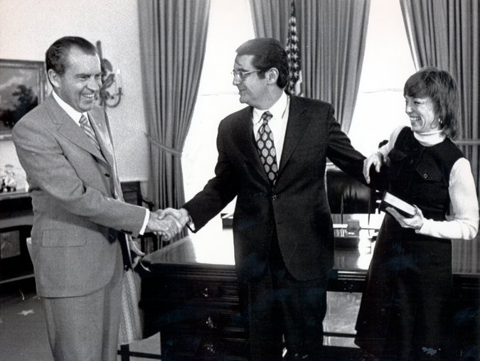 Παιδί Ελλήνων μεταναστών, με τον ήχο της φωνής του πατέρα του να φωνάζει «Ο πατέρας του, ο George Peterson ή Γεώργιος Πετρόπουλος κάντε οικονομία!»