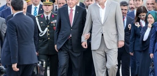 ΤΟ ΜΑΚΡΥ ΧΕΡΙ ΤΗΣ ΤΟΥΡΚΙΑΣ ΕΠΑΝΩ ΑΠΟ ΑΛΒΑΝΙΑ ΚΑΙ ΣΚΟΠΙΑ