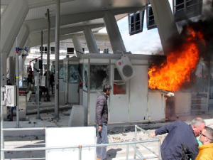 Ένα μεγάλο πλήθος, απο εκατοντάδες Αλβανούς, εξοργίστηκε με τις νέες χρεώσεις διοδίων