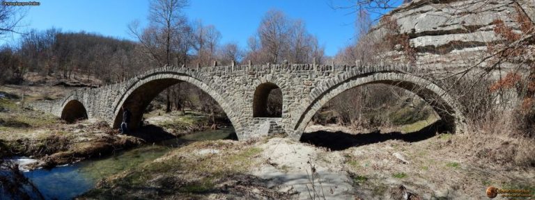 την περιοχή του Πετρογέφυρου, κάπου λίγο πριν τη Μόρφη και κοντά στην Εθνική Οδό Κοζάνης – Ιωαννίνων,