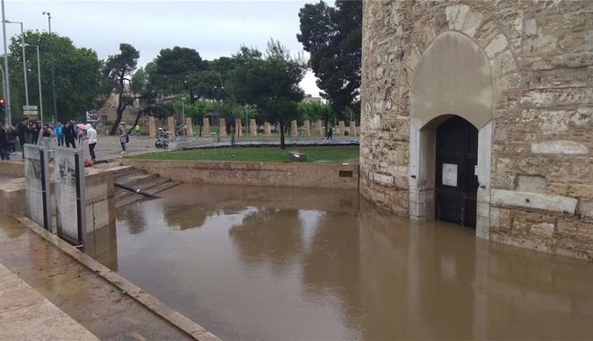 0 Συγκρούσεις αυτοκίνητων και ζημιές σε καταστήματα προκάλεσε ο ορμητικός χείμμαρος που δημιουργήθηκε λόγω της πολύ ισχυρής καταιγίδας  Θεσσαλονίκης