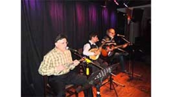 Les Αu Revoir Οι νοσταλγοί μιας άλλης εποχής – οι Les Αu Revoir στο «χορό της ανθισμένης αμυγδαλιάς»