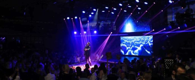 O Πάνος Κιάμος δίνει τον καλύτερό του εαυτό κι αποθεώνεται στο ασφυκτικά γεμάτο Posidonio
