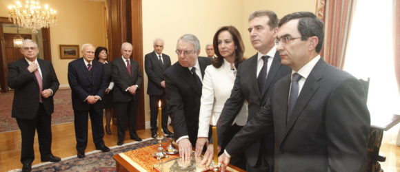 ΠΕΡΙΕΡΓΟΙ ΣΥΝΕΙΡΜΟΙ ΜΕ ΤΗΝ ΕΠΙΧΕΙΡΗΣΗ “ΔΙΧΤΥ” ΤΟΥ ΧΡΥΣΟΧΟΪΔΗ