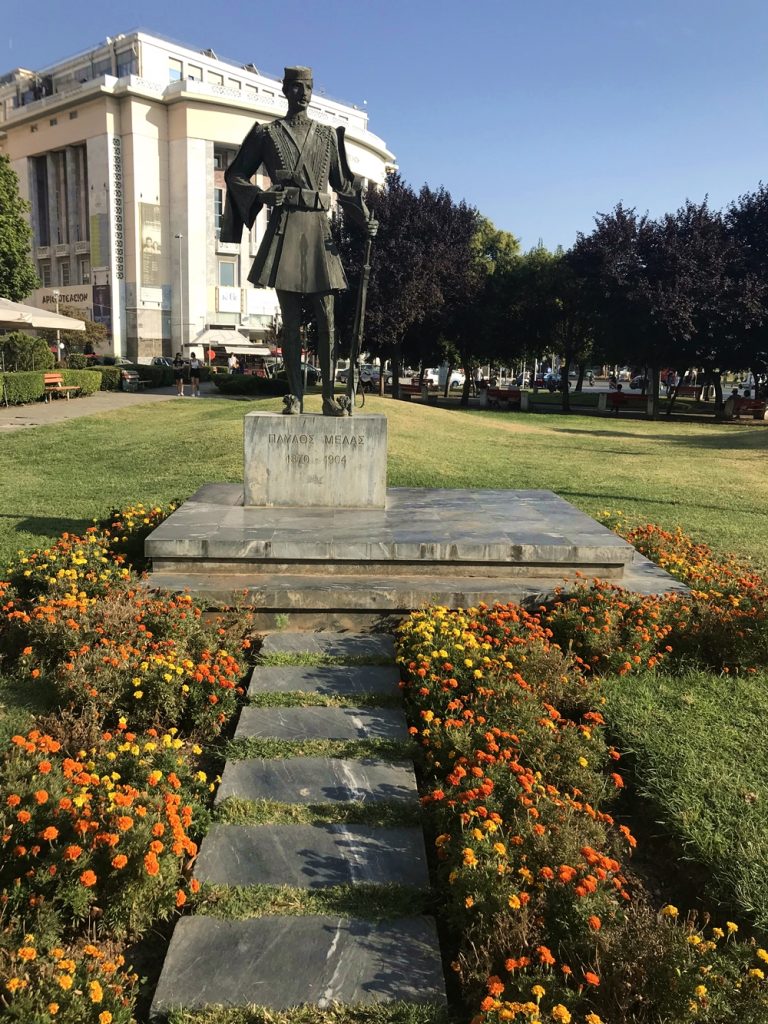 Ο Παύλος  Μελά συναντά την παραλία στο πάρκο απέναντι από το Λευκό Πύργο βρίσκεται το άγαλμα των Μακεδονομάχων