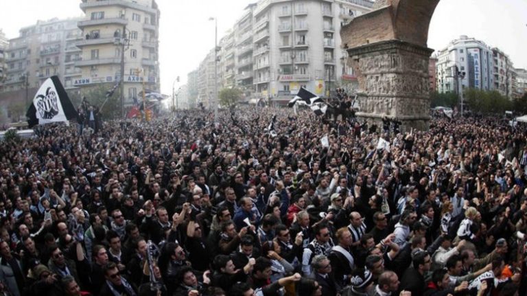 Οι οπαδοί του ΠΑΟΚ έχουν συρρεύσει στη συγκέντρωση που είχαν καλέσει οι Σύνδεσμοι Φιλάθλων