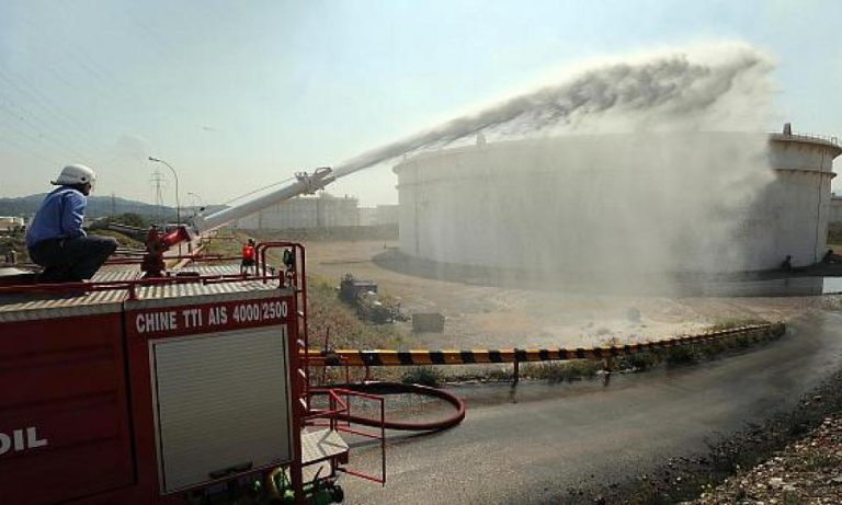 Motor Oil στην Κόρινθο. Οι τραυματίες διακομίστηκαν αρχικά με ασθενοφόρα στο νοσοκομείο Κορίνθου