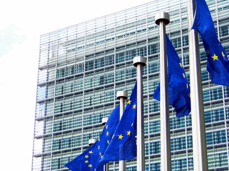 Προοδευτική άρση ελέγχων και περιοριστικών μέτρων πρότεινε για τον τουρισμό η Κομισιόν