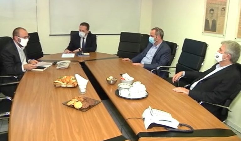 Στις εγκαταστάσεις της ΕΡΤ3 βρέθηκε ο υφυπουργός στον Πρωθυπουργό και κυβερνητικός εκπρόσωπος, Στέλιος Πέτσας, κατά την επίσκεψη εργασίας που πραγματοποίησε στη Γενική Διεύθυνση ΕΡΤ3