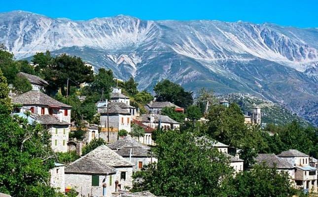 Ένα υπέροχο οδοιπορικό Περπατώντας Ο Δημοσιογράφος Νίκος Βάνης στα γραφικά σοκάκια του Μετσόβου