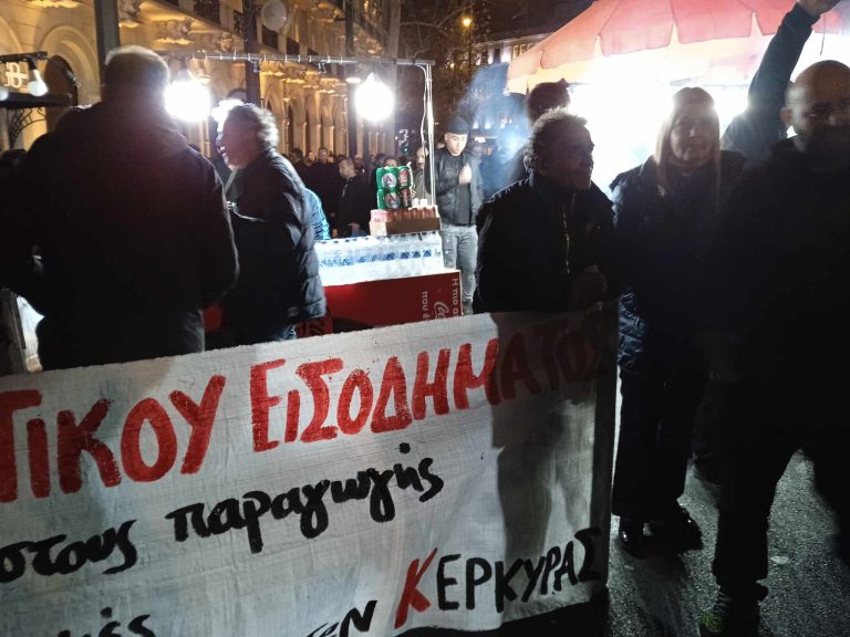 Για τα εικοσιπέντε χιλιάρικα του μισθού του ευρωβουλευτή, τα πουλάνε άλλο, πατρίδα, θρησκεία, κόμμα, συζύγους, γονείς παιδιά και τη «μάννα τους την ίδια» λένε πολλοί πολίτες!
