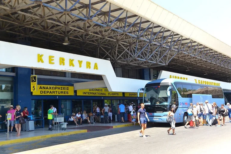 ΣΥΜΦΩΝΙΑ ΚΥΡΙΩΝ ΚΑΤΩ ΑΠΟ ΤΟ ΤΡΑΠΕΖΙ ΜΗΤΣΟΤΑΚΗ ΡΑΜΑ ΜΕ ΣΙΦΩΝΙ ΓΝΩΜΗ- Η Αλβανία «κλέβει» τον τουρισμό της Κέρκυρας.