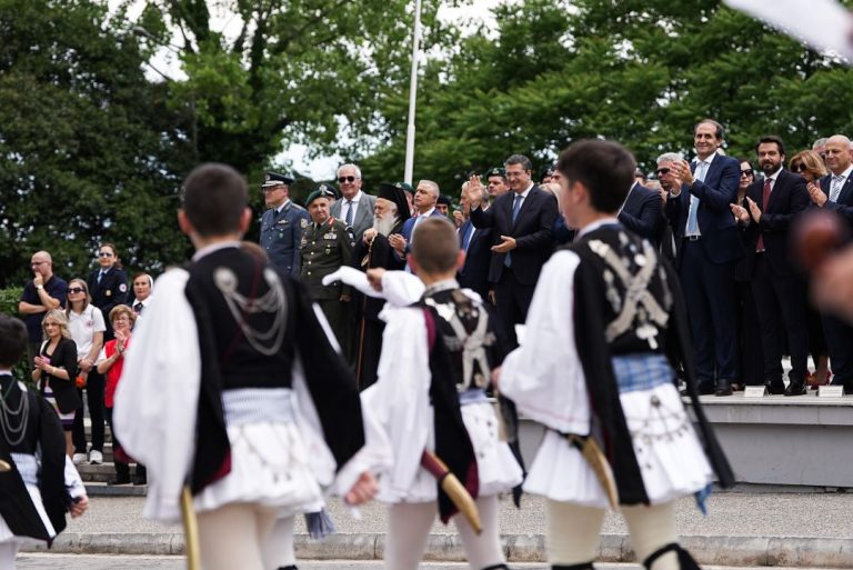 Στις εκδηλώσεις για τη 202η επέτειο του Ολοκαυτώματος της Ηρωικής Πόλης της Νάουσας συμμετείχε σήμερα ο Περιφερειάρχης Κεντρικής Μακεδονίας Απόστολος Τζιτζικώστας.