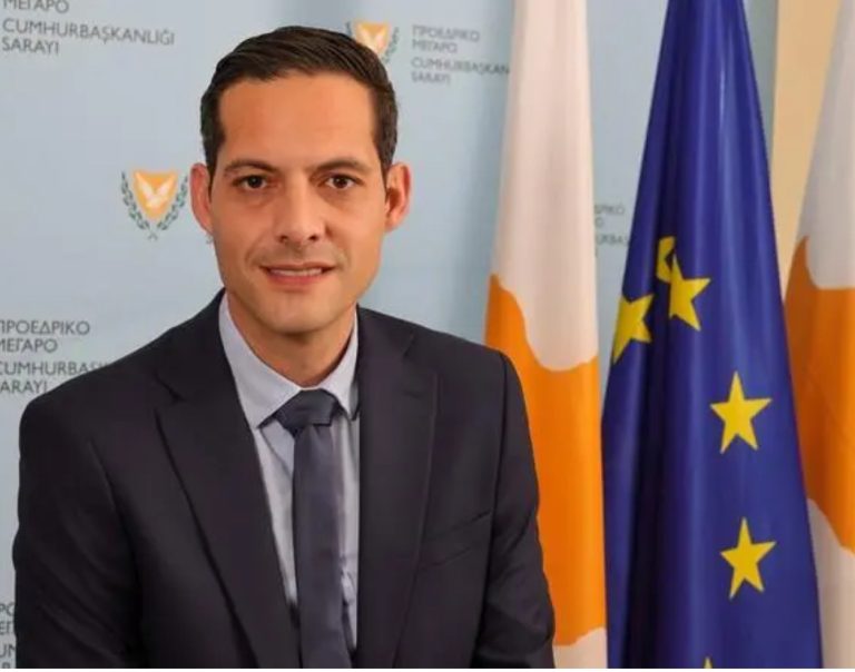 Η Κυπριακή Δημοκρατία συναίνεσε να παρευρεθεί ο Τούρκος ΥΠΕΞ στο Άτυπο Συμβούλιο Υπουργών Εξωτερικών της Ε.Ε. που θα πραγματοποιηθεί στις 29 τρέχοντος αντί να απαγορεύσει την παρουσία του.