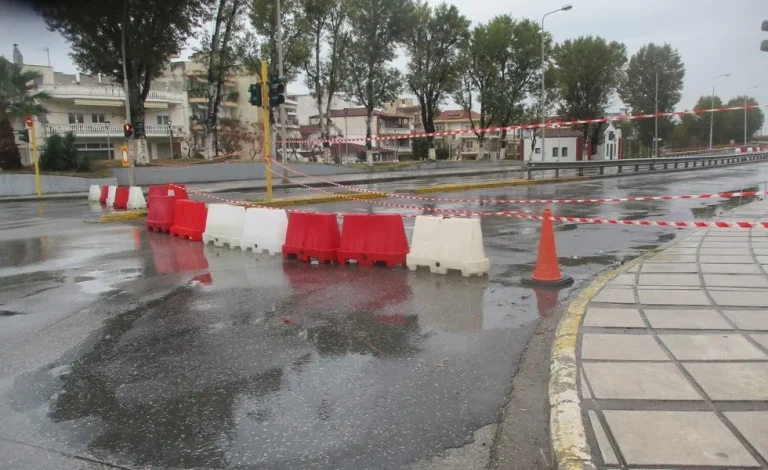 Στη δυτική Θεσσαλονίκη Κατέρρευσε γέφυρα Στο ρεύμα προς τους Αμπελόκηπους.