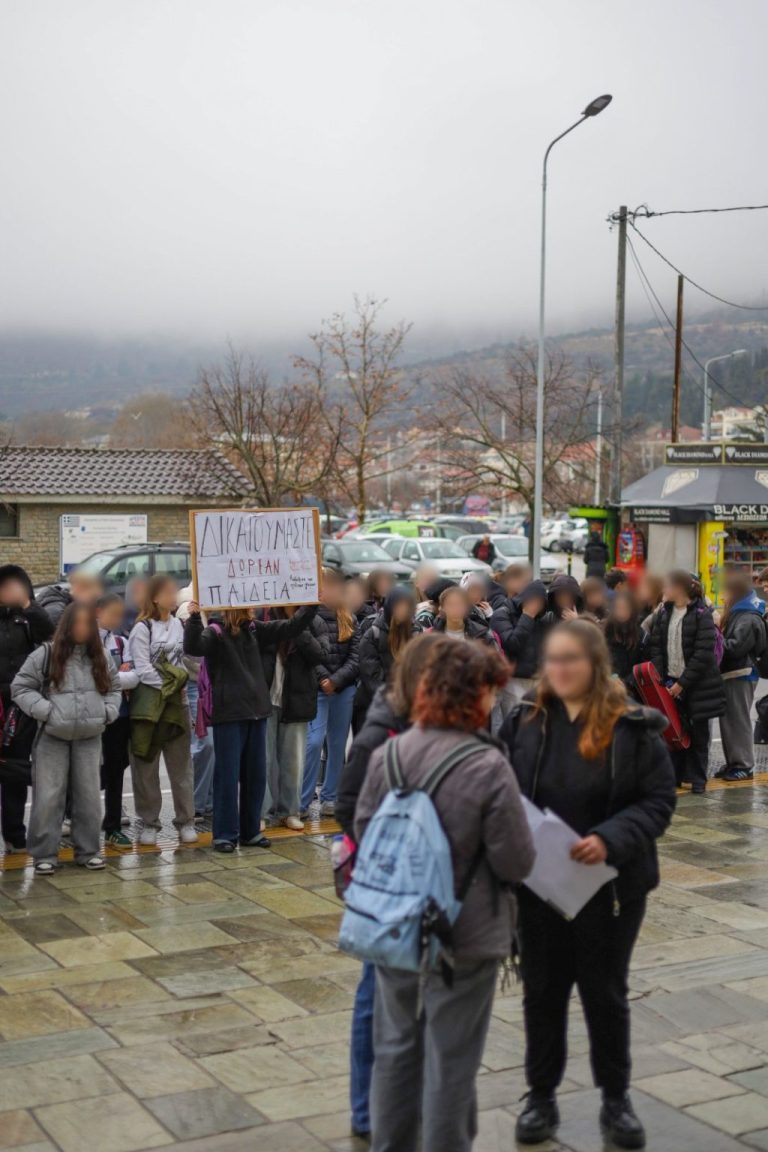 Διαμαρτυρία Μαθητών του Μουσικού Σχολείου Καστοριάς για την δωρεάν παροχή σχολικών εγχειριδίων για τα μαθήματα που εξειδικεύονται στη θεωρητική μουσική εκπαίδευση.