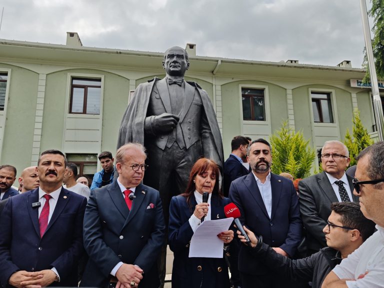 Οι νεοεθνικιστές σύμμαχοι του Ερντογάν κλιμακώνουν την εκστρατεία τους εναντίον του Ελληνορθόδοξου Πατριαρχείου και του Βατικανού.