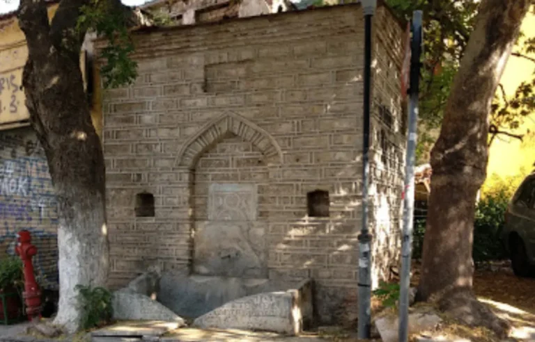 Η κατασπατάληση χρήματος της Υπουργού  Πολιτισμού Λίνα Μενδώνη από το Ταμείο Ανάκαμψης και του δημόσιου για δέκα κρήνες – Βρύσες από την Τουρκοκρατία και την Κατοχή στην Άνω Πόλη στην Θεσσαλονίκη.