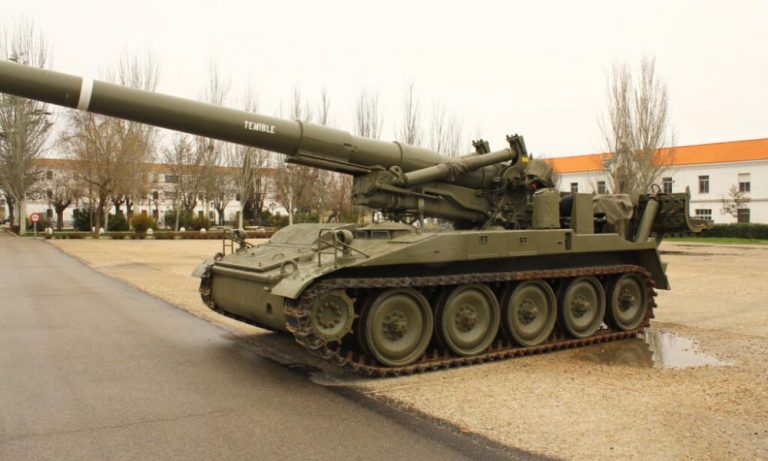 Ξεπουλαν στην Ουκρανία και στον Ζελένσκ τα Τσεχία εξήντα πυροβόλα Μ110Α2.