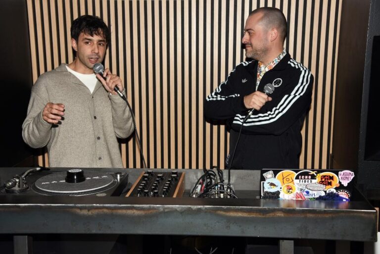 Μουσικός, κομίστας, και πολυσχιδής καλλιτέχνης που αντλεί σταθερά έμπνευση από την πόλη στην οποία μεγάλωσε, την Αθήνα.