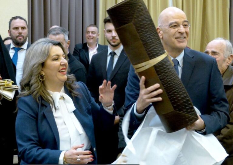 Είναι δυνατόν ο Νίκος Δένδιας ΝΑ βρίσκεται στην καστόρια  για  Τα «Καραβαγγέλεια» και να μη Αναφέρει για Τον πολιτικό Στέφανο Δραγούμη, και τον Πρωθυπουργό της χώρας το 1910,Τον  Σημαίνοντα διοργανωτή του Μακεδονικού Αγώνα και του Μεγάλου πολιτικού– Ίωνα Δραγούμη —Και τον—- Μακεδονομάχο – Παύλο Μελά, Με καταγωγή από το Βογατσικό της Καστοριάς .